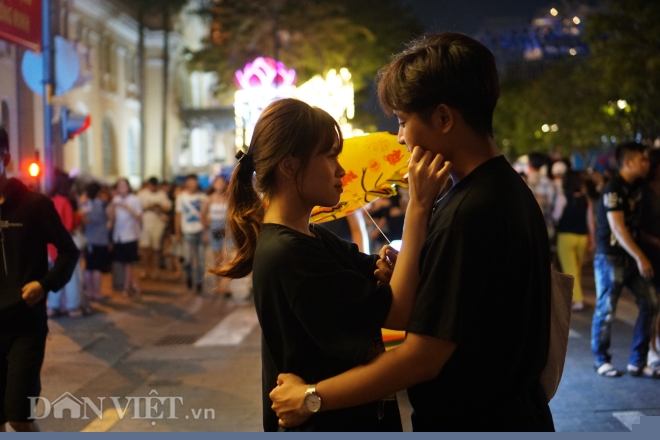 nguoi dan tp.hcm xuong duong chao don thap ky moi hinh anh 4