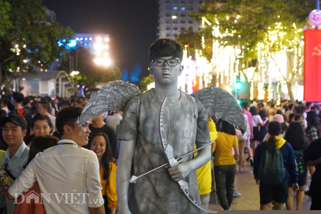 nguoi dan tp.hcm xuong duong chao don thap ky moi hinh anh 5