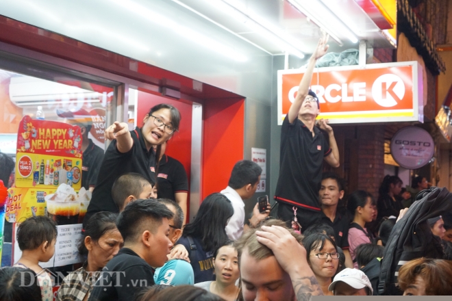 nguoi dan tp.hcm xuong duong chao don thap ky moi hinh anh 6