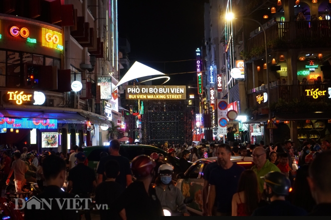 nguoi dan tp.hcm xuong duong chao don thap ky moi hinh anh 7