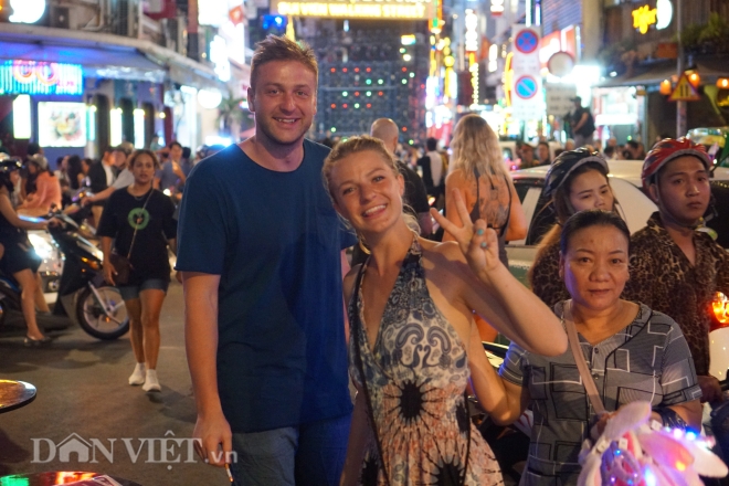 nguoi dan tp.hcm xuong duong chao don thap ky moi hinh anh 8