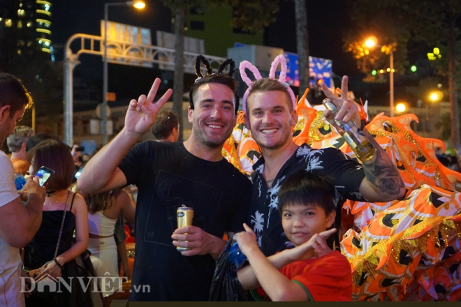 nguoi dan tp.hcm xuong duong chao don thap ky moi hinh anh 10