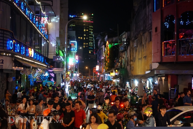 nguoi dan tp.hcm xuong duong chao don thap ky moi hinh anh 11