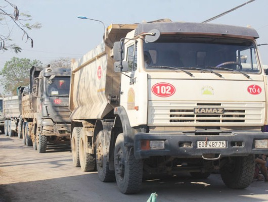 Hàng trăm xe loại 15 tấn nối đuôi nhau trên đoạn đường gần 3km khi bị người dân ngăn lại