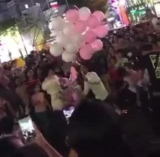 [Clip]: Cầu thủ Duy Mạnh cầu hôn bạn gái giữa biển người