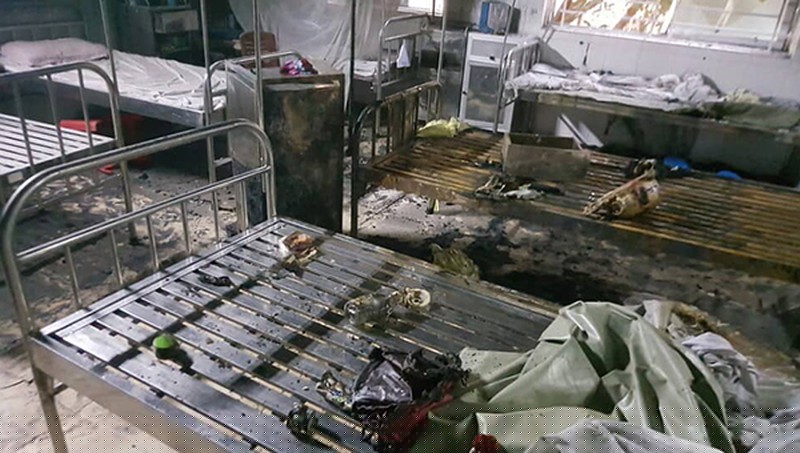 Giường bệnh bị đối tượng đốt cháy trụi.