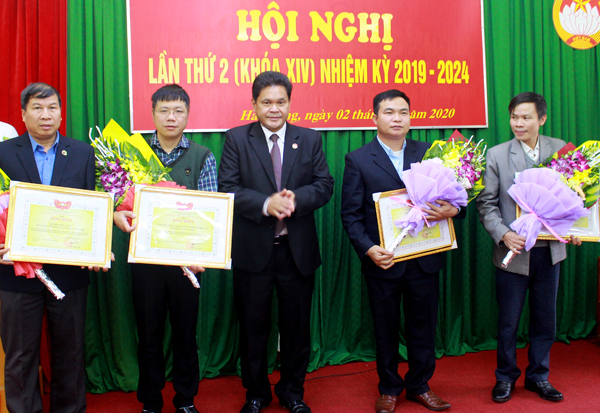 images1452955_tang_bang_khen_cho_cac_tap_the_ca_nhan..._myly_