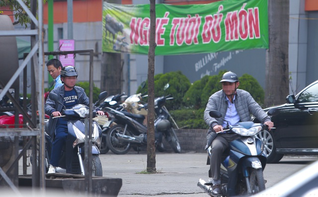 Tuy nhiên, theo ghi nhận của PV Dân Trí tại khu vực một số nhà hàng lớn trên địa bàn TP Hà Nội thuộc các quận Thanh Xuân, Cầu Giấy, Đống Đa... tình trạng người dân uống bia, rượu nhưng vẫn tham gia giao thông khá phổ biến. Đáng chú ý, còn có những trường hợp