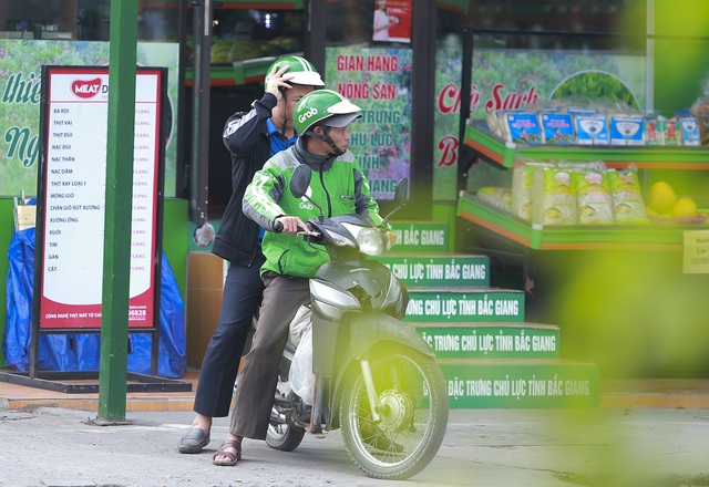 Có người thì đi xe ôm công nghệ, bảo đảm an toàn cho chính mình.