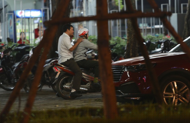 Vào lúc 20h tối ngày 2/1, trước một quán bia trên phố Nguyễn Phong Sắc (Cầu Giấy, Hà Nội), 2 người đàn ông bước ra khỏi quán, người ngồi sau xe Honda không đội mũ bảo hiểm.