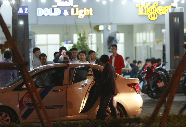 Theo Nghị định mới, các lỗi vi phạm giao thông đường bộ như: Nồng độ cồn vượt mức cho phép, sử dụng ma tuý, đi không đúng phần đường, đi ngược chiều của đường một chiều hoặc trên đường có biển cấm, không chấp hành hiệu lệnh, chuyển hướng không đúng quy định, vi phạm quy định về tốc độ, vượt xe không đúng quy định… sẽ bị tăng mức phạt tiền gấp nhiều lần so với trước đây.