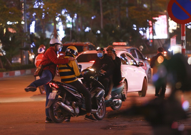 Theo đó, đối với hành vi vi phạm quy định về nồng độ cồn, mức xử phạt cao nhất đối với người điều khiển xe ôtô từ 30 - 40 triệu đồng, tước quyền sử dụng giấy phép lái xe từ 22 - 24 tháng; đối với người điều khiển xe môtô từ 6 - 8 triệu đồng, tước quyền sử dụng giấy phép lái xe từ 22 - 24 tháng; người điều khiển xe đạp, xe thô sơ từ 400.000 - 600.000 đồng.