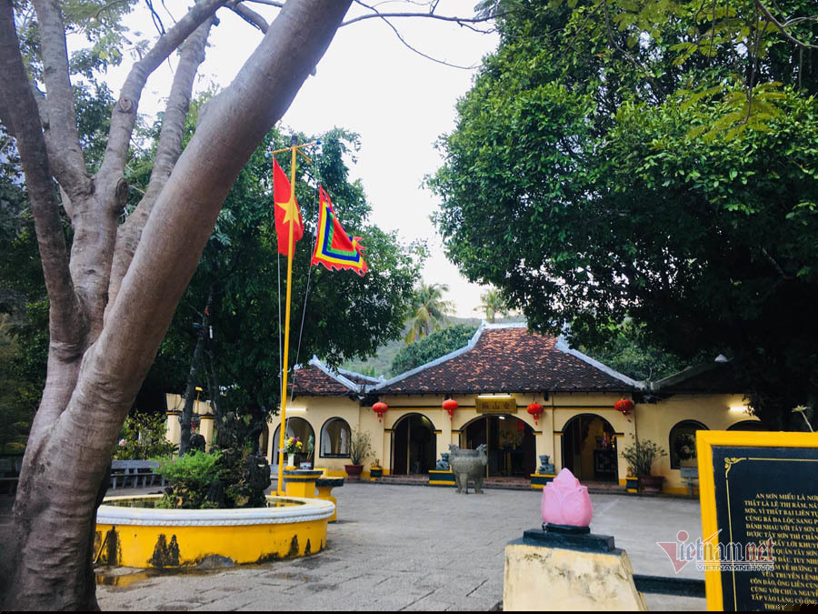 An Sơn Miếu - nơi thờ bà Phi Yến (tên tục là Lê Thị Răm), vợ vua Nguyễn Ánh (triều Nguyễn).