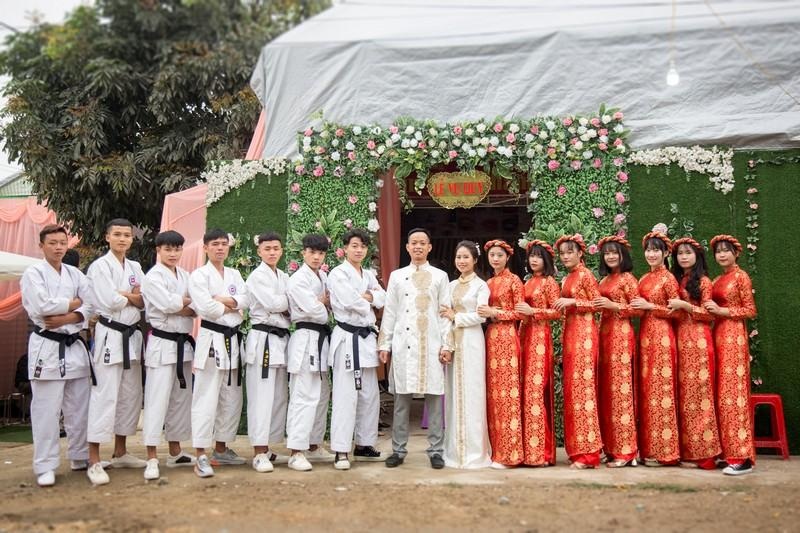 Đội bê tráp mặc trang phục võ thuật trong đám hỏi xứ Nghệ gây “sốt” - 2