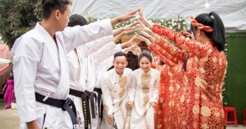 Độc đáo với bộ ảnh cưới của cặp đôi Xứ Nghệ cùng đội ngũ bê tráp trong võ phụ