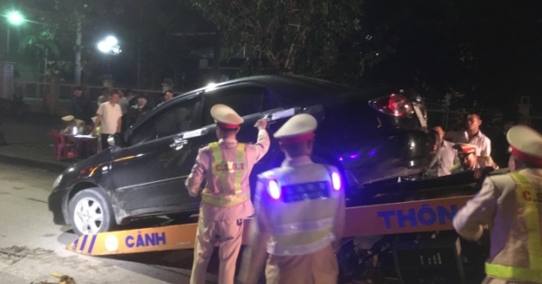 Gặp chốt kiểm tra nồng độ cồn, người đàn ông bỏ lại ô tô chạy lấy người