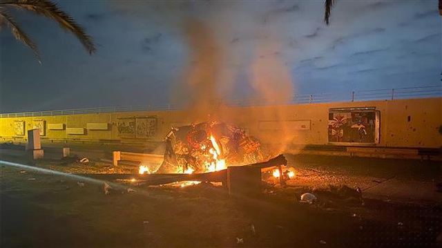 Xe ô tô cháy trơ khung sau khi bị trung tên lửa của Mỹ cạnh sân bay quốc tế Baghdad, Iraq sáng sớm ngày 3/1 giờ địa phương. (Ảnh: Dailymail)