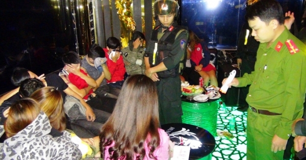 Quảng Ngãi: Đột kích quán karaoke, phát hiện hơn 50 thanh niên đang "phê" ma túy