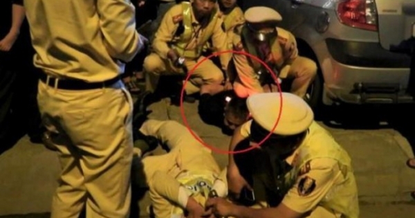 Bị kiểm tra nồng độ cồn, tài xế lấy dép táng thẳng vào mặt CSGT vì 