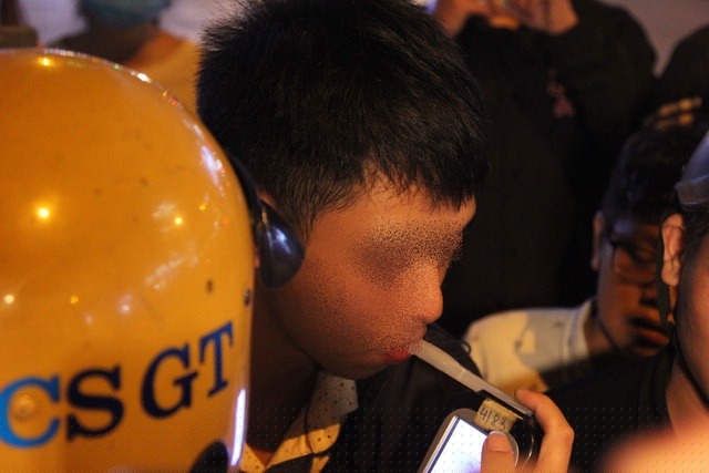 Lực lượng CSGT tiến hành đo nồng độ cồn đối với người nghi vừa sử dụng rượu, bia rồi điều khiển phương tiện tham gia giao thông (Ảnh: Nguyễn Trường).