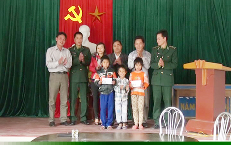 Đồn Bi&ecirc;n ph&ograve;ng Hương Quang trao học bổng