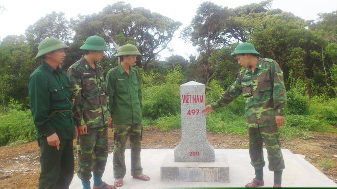 C&aacute;n bộ, chiến sĩ đồn Bi&ecirc;n ph&ograve;ng Hương Quang tuần tra bảo vệ cột mốc bi&ecirc;n giới.