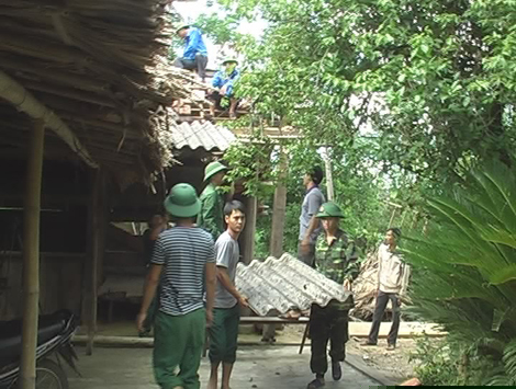 C&aacute;n bộ, chiến sĩ Đồn Bi&ecirc;n ph&ograve;ng Hương Quang gi&uacute;p d&acirc;n di dời nơi ở.