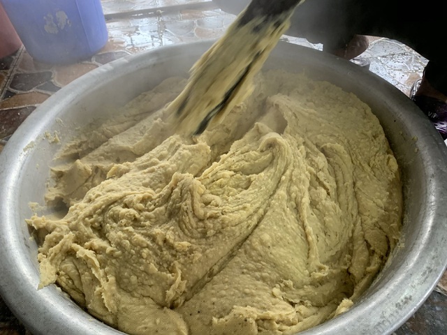 Đậu xanh cũng phải lựa đúng loại ngon, sử dụng đậu vỡ sẵn, hoặc loại đậu hạt tiêu, sẫm màu và thơm ngậy. Sau khi đậu được ngâm tách vỏ thì người làm bánh đem hấp chín rồi đánh thật nhuyễn.