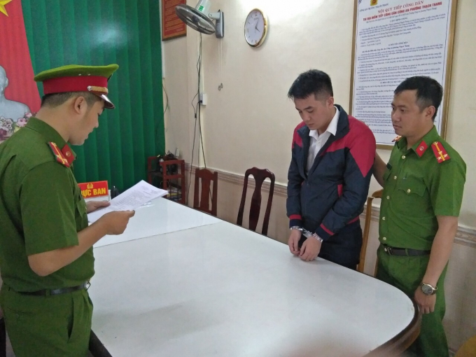 Đối tượng Ngữ (áo đen) bị tạm giam về hành vi lừa đảo chiếm đoạt tài sản.