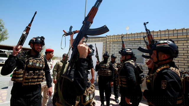 Các thành viên của Lực lượng Tổng động viên Iraq (PMU) tại căn cứ chính ở thành phố Najaf, Iraq. (Ảnh: Reuters)