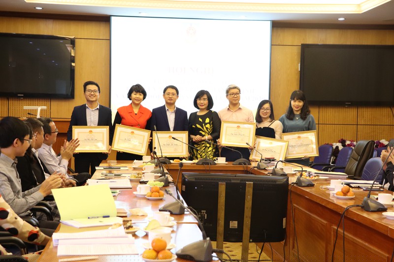 Thứ trưởng Đặng Hoàng Oanh tặng Bằng khen của Bộ trưởng Bộ Tư pháp cho 1 tập thể và 5 cá nhân của Cục