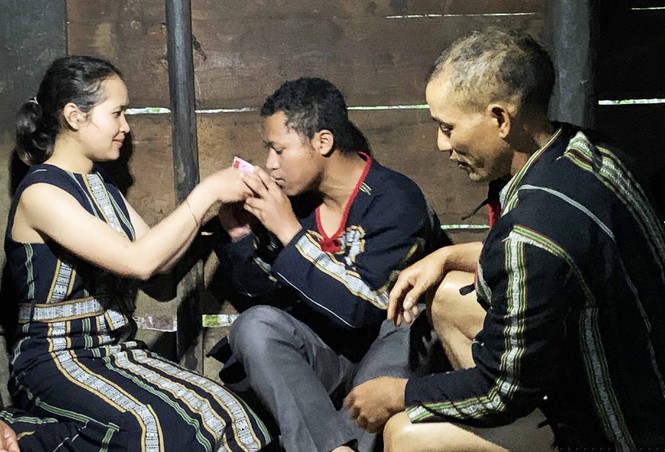 Đ&ocirc;i trai g&aacute;i uống rượu giao b&ocirc;i trong ng&agrave;y cưới