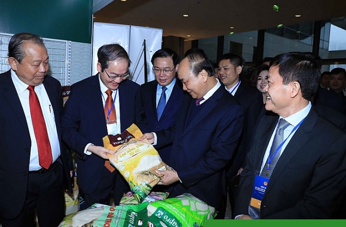 Thủ tướng Nguyễn Xuân Phúc, các Phó Thủ tướng và đoàn lãnh đạo cấp cao của Chính phủ thăm gian hàng của Hapro tại Hội nghị Thủ tướng Chính phủ với doanh nghiệp năm 2019