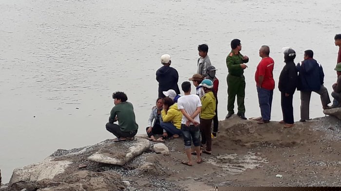 Chưa tìm thấy thi thể người vợ vụ lật thuyền chài lưới trong đêm