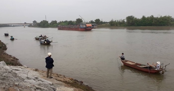Chưa tìm thấy thi thể người vợ vụ lật thuyền chài lưới trong đêm