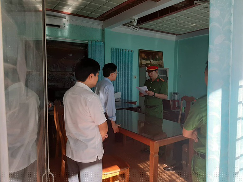 ông an đã đọc lệnh bắt Chủ tịch UBND huyện Đức Cơ và nhiều cán bộ để điều tra về hành vi tham ô