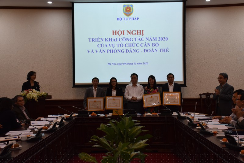 Bộ trưởng trao Bằng khen cho các cá nhân có thành tích