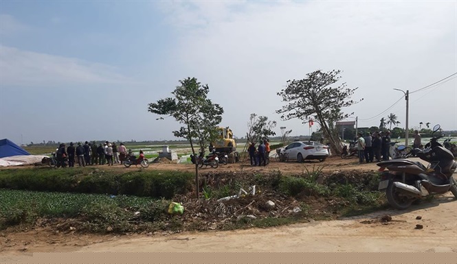 Sự việc được phát tán trên mạng và thu hút nhiều người dân hiếu kỳ đến xem.