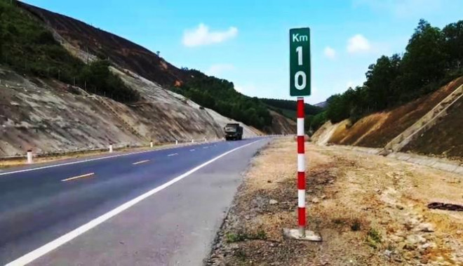 Hàng rào bảo vệ trên cao tốc 11.000 tỷ bị xé nát bươm - 5