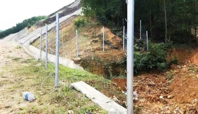 Hàng rào bảo vệ trên cao tốc 11.000 tỷ bị xé nát bươm - 8