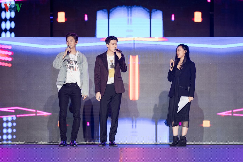 exo chanyeol đội nón lá, sehun chia sẻ rất nhớ việt nam tại k-pop super concert hình 1 exo chanyeol doi non la, sehun chia se rat nho viet nam tai k-pop super concert hinh 1