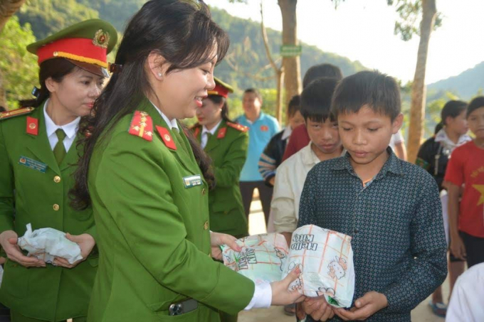 Trao bánh, kẹo cho các em học sinh
