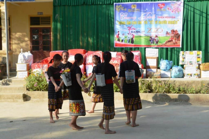 Tiết mục văn nghệ của các em học sinh trường THCS Hữu Khuông