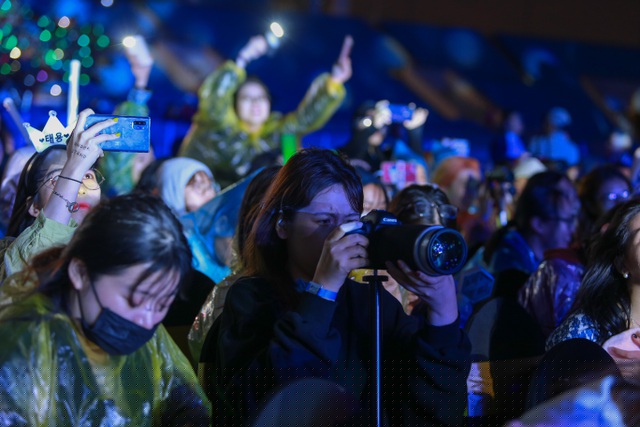 Fan chuẩn bị sẵn máy ảnh để