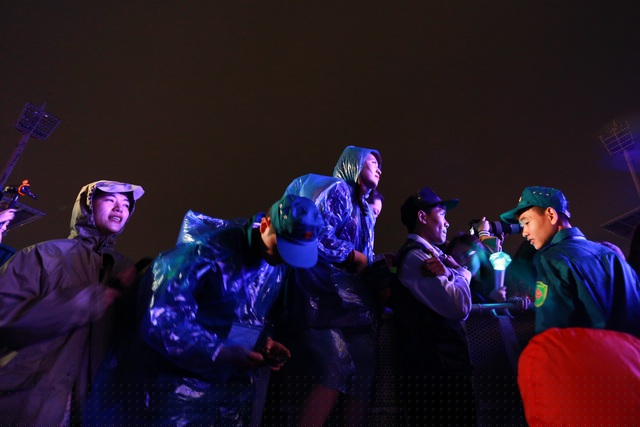 Fan ùa vào sát hàng rào khi nhóm NCT 127 xuất hiện.