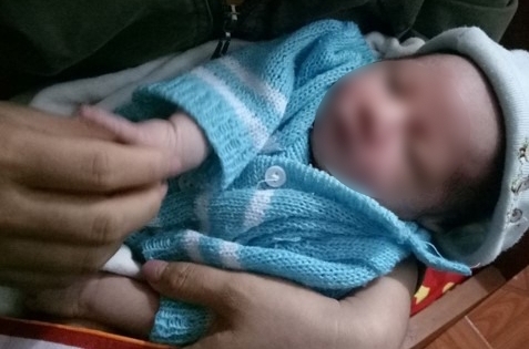 Bé trai 20 ngày tuổi bị bỏ rơi cùng bức thư “Mẹ xin lỗi con”