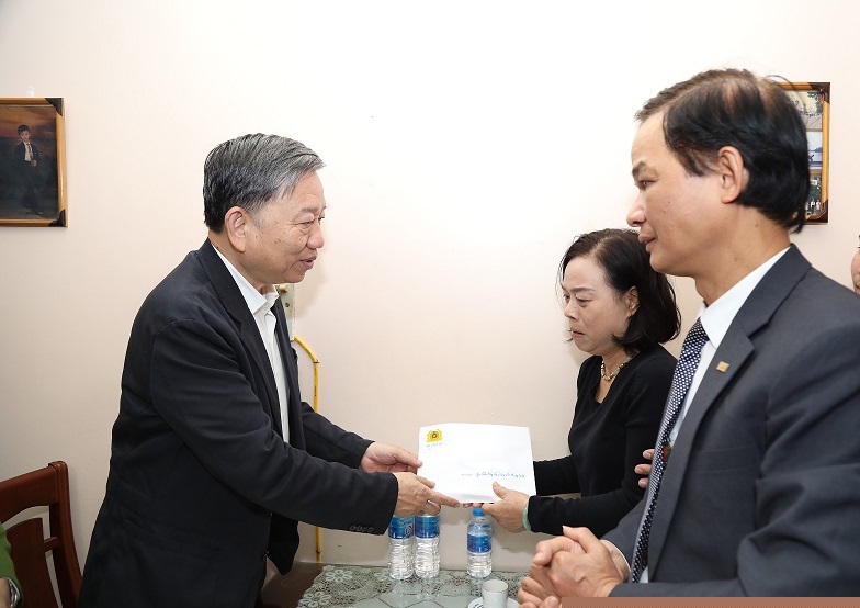 Bộ trưởng Tô Lâm thăm hỏi động viên gia đình đồng chí Dương Đức Hoàng Quân.