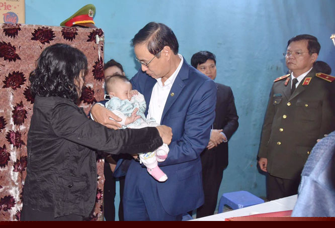 Phó Bí thư Thành ủy Hà Nội Đào Đức Toàn thăm hỏi động viên gia đình đồng chí Phạm Công Huy.