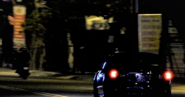 Xe biển xanh chở Bí thư huyện ủy Nghi Xuân "thông chốt" kiểm tra nồng độ cồn trên QL8B