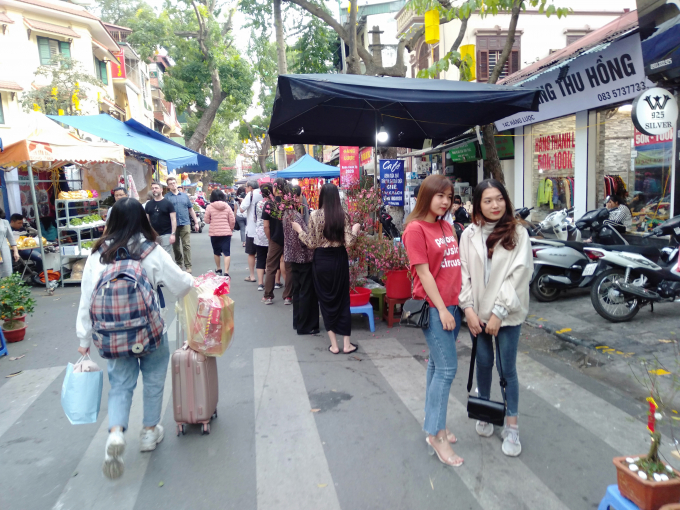 Nhiều bạn trẻ cũng đến chợ hoa tết truyền thống chơi và chụp ảnh lưu giữ kỷ niệm.